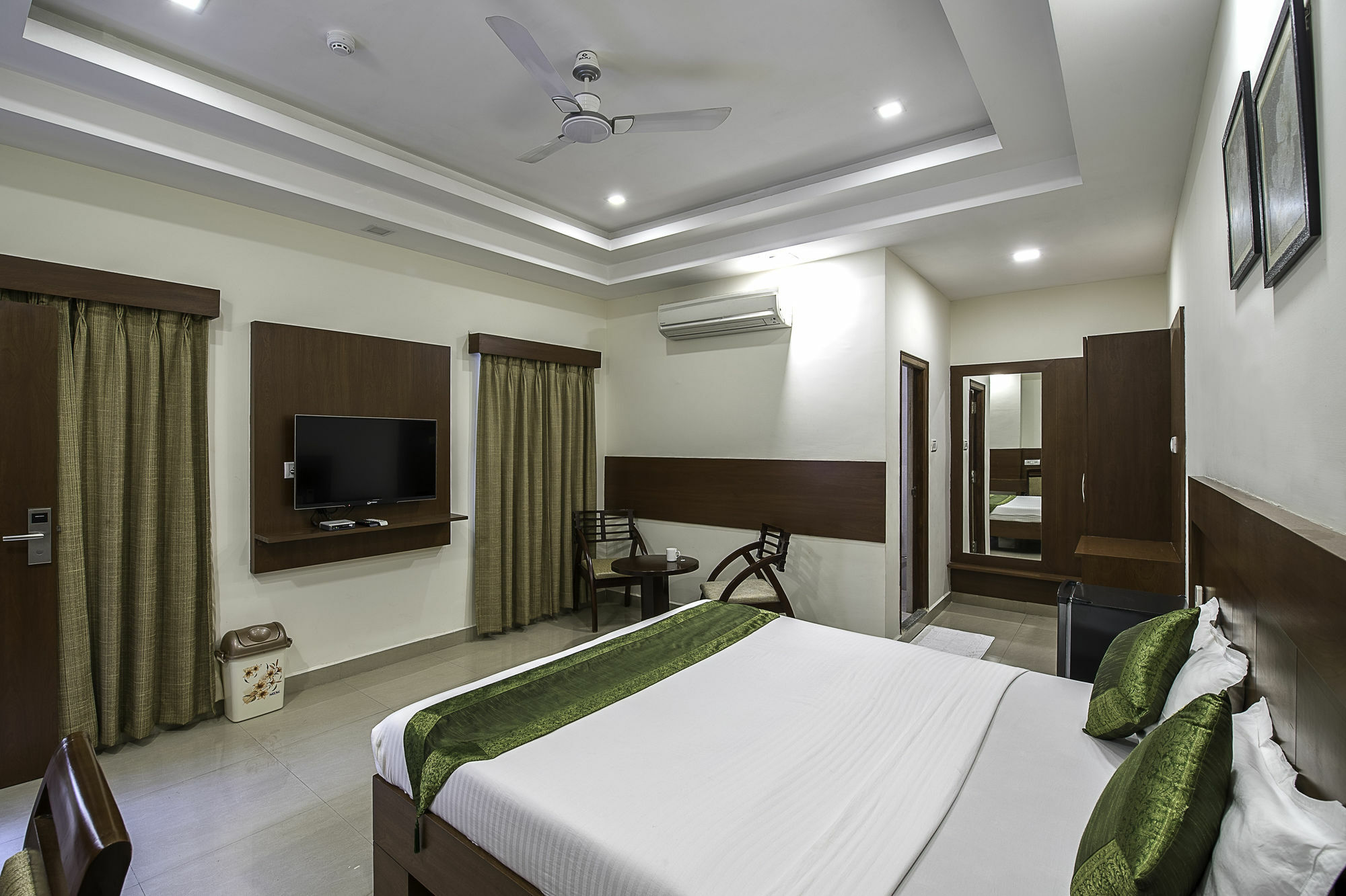 Treebo Trend Hotel Jp Plaza Nampally Hyderabad Exterior foto